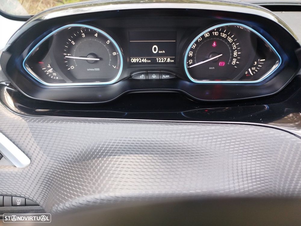 Peugeot 2008 1.2 PureTech Allure - 23