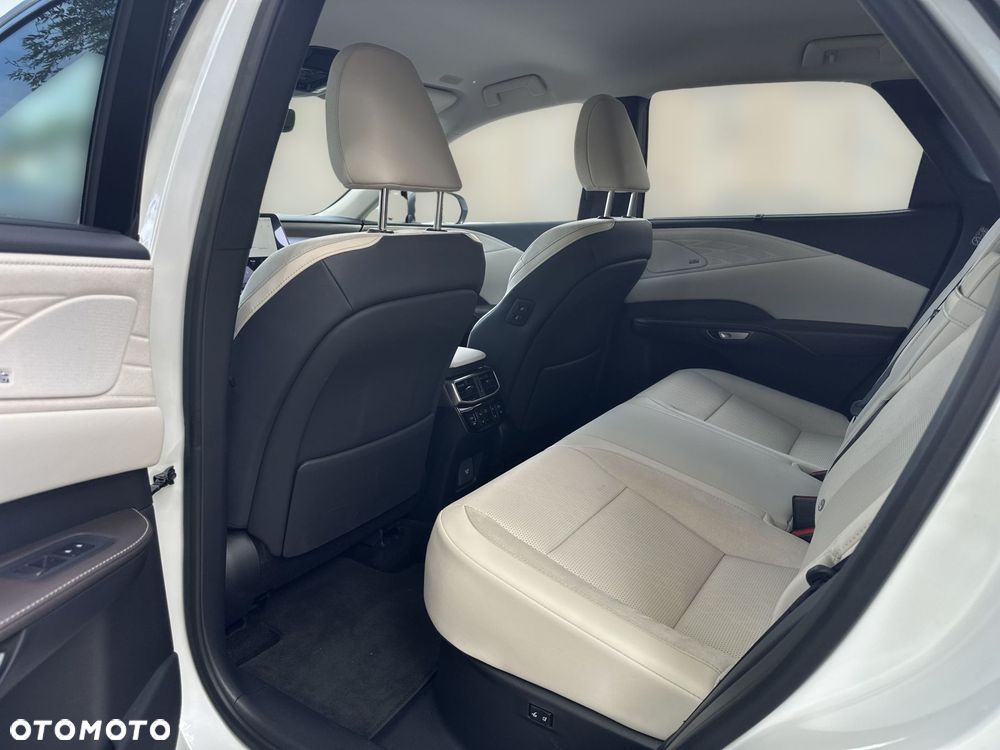 Lexus RX 450h+ Omotenashi - 12