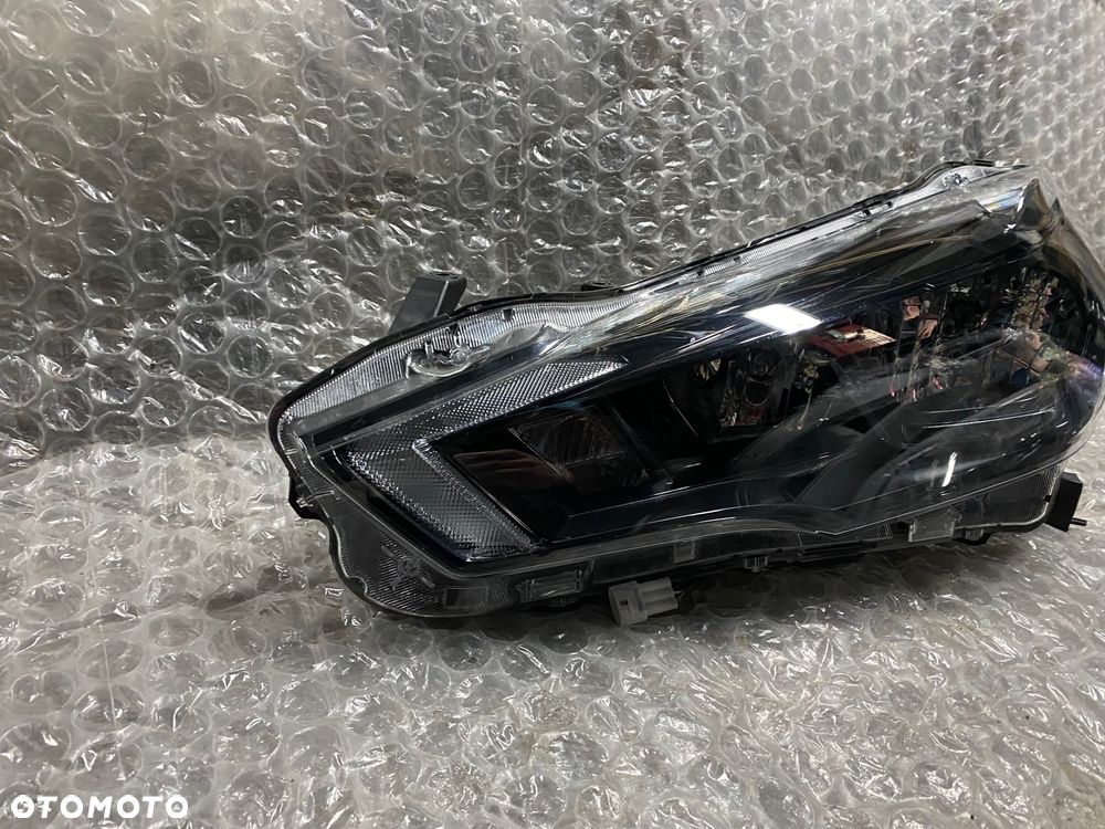LAMPA LEWA ZWYKŁA CZARNA NISSAN MICRA K14 26060 5FA08 KOITO 100-18728 - 2