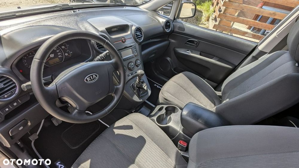 Kia Carens - 15
