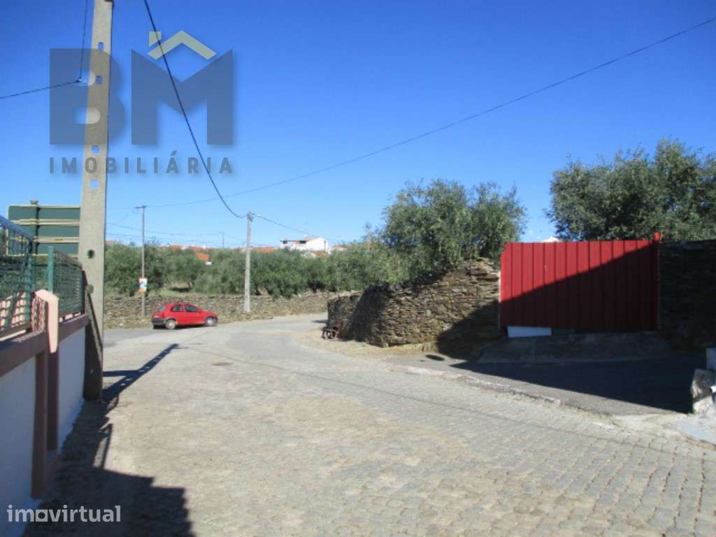Moradia T2 antiga para recuperar. | Rosmaninhal do Campo - Grande imagem: 3/12