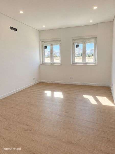 Moradia Geminada T2 Totalmente Remodelada em Agualva-Cacém | Sintra - Grande imagem: 5/6