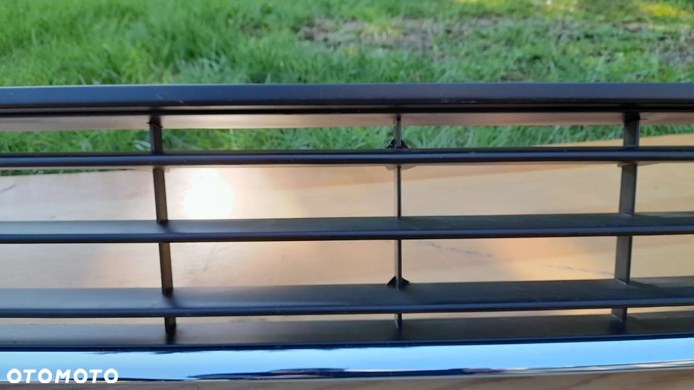 VW PASSAT B7 KRATKA ŚRODKOWA ZDERZAKA PRZEDNIEGO 3AA853677 - 3