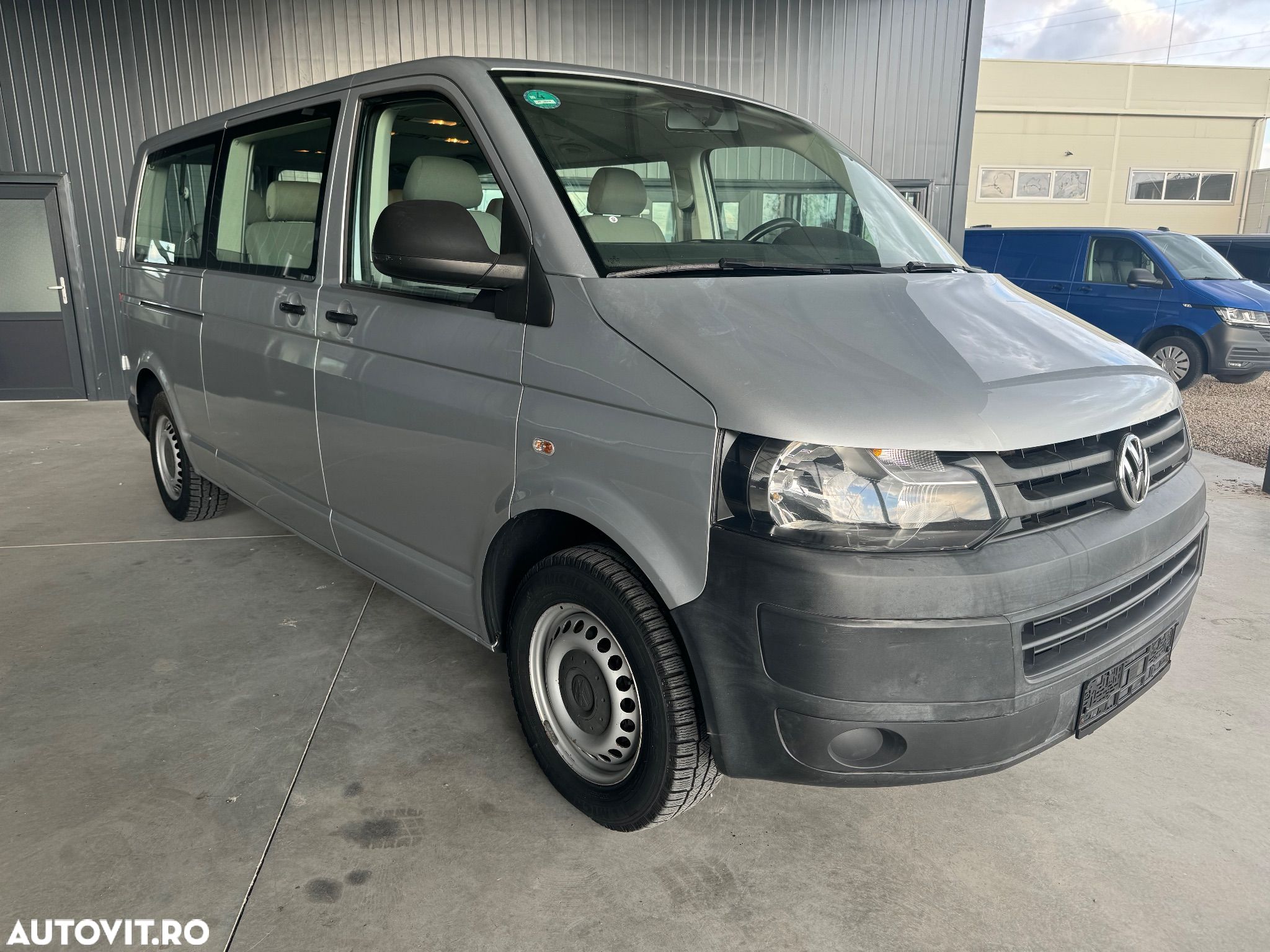 Volkswagen Caravelle - 1
