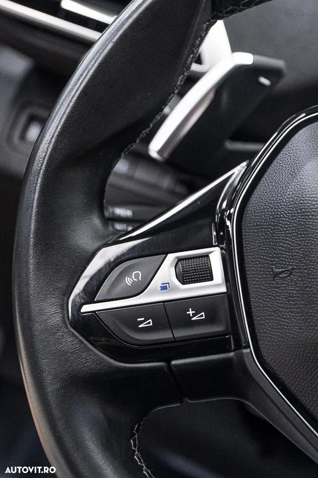 Peugeot 3008 1.2 PureTech Turbo S&S EAT8 Allure - 23