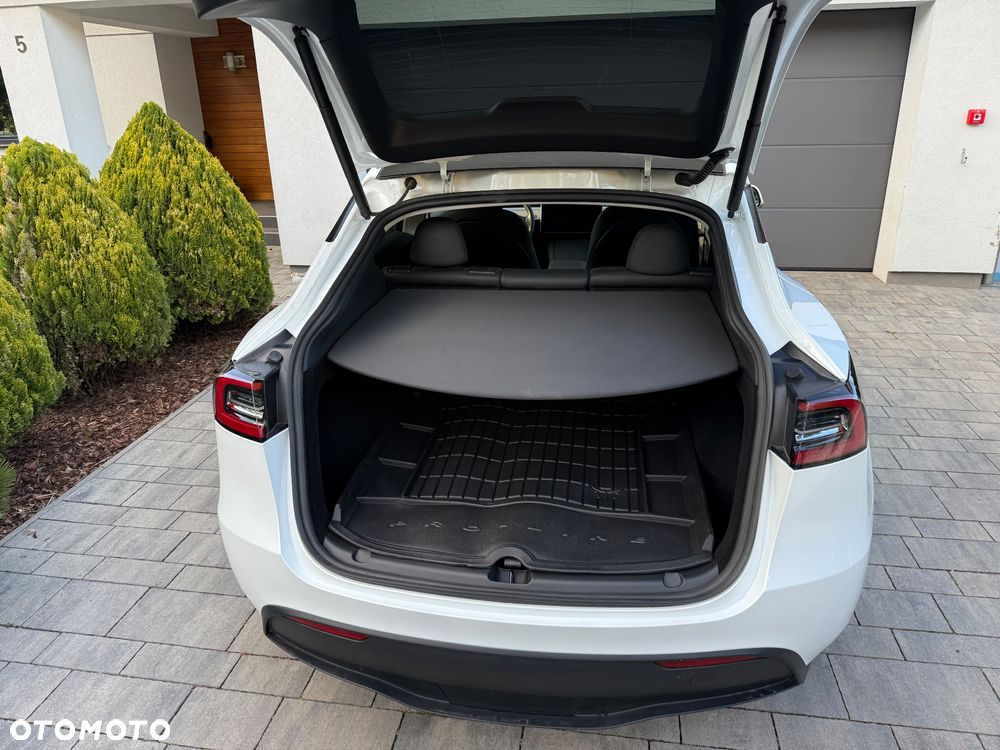 Tesla Model Y - 11