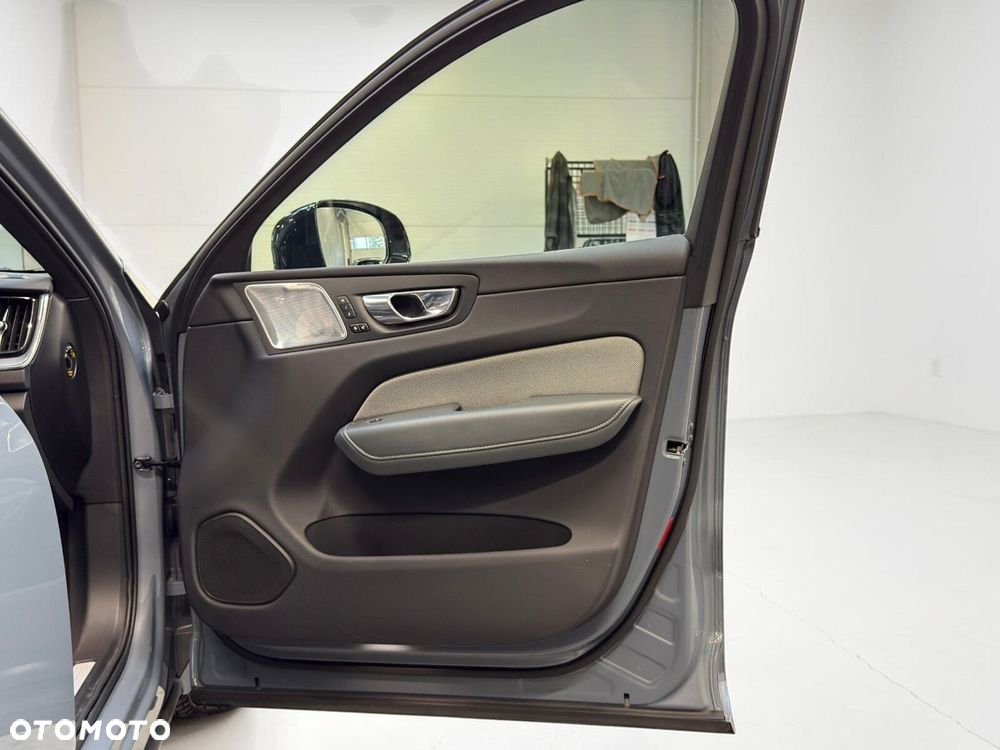 Volvo XC 60 B5 B AWD R-Design - 27