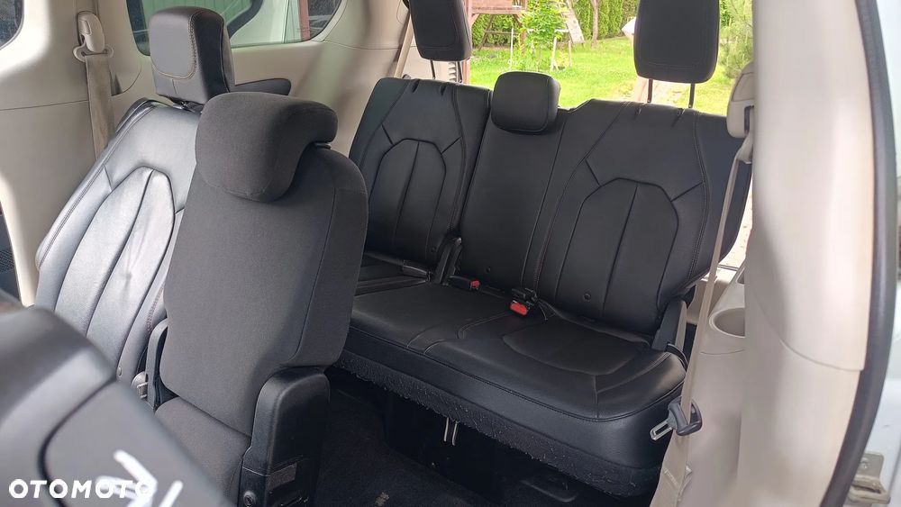 Chrysler Pacifica - 11