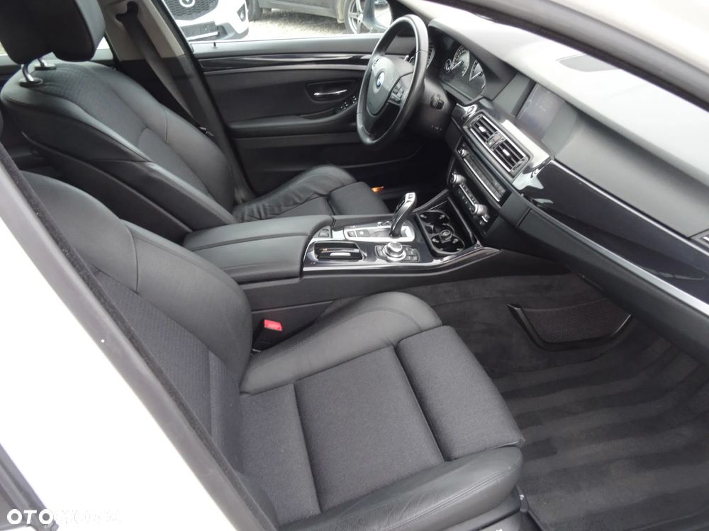 BMW Seria 5 520i Sport-Aut - 13