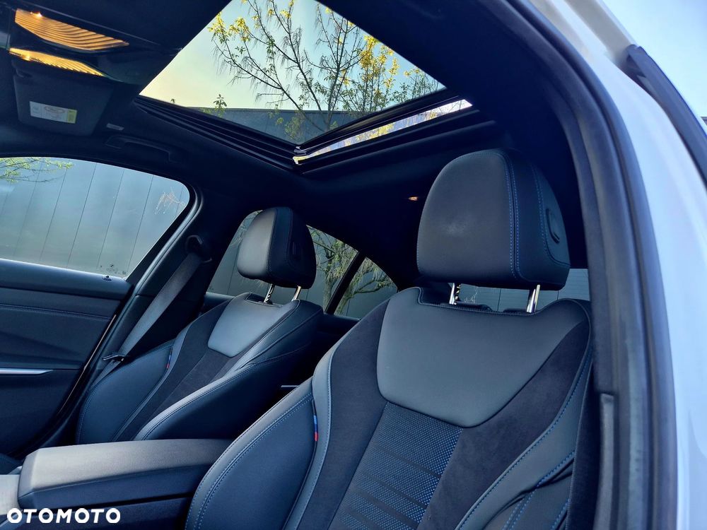 BMW Seria 3 330e M Sport - 24