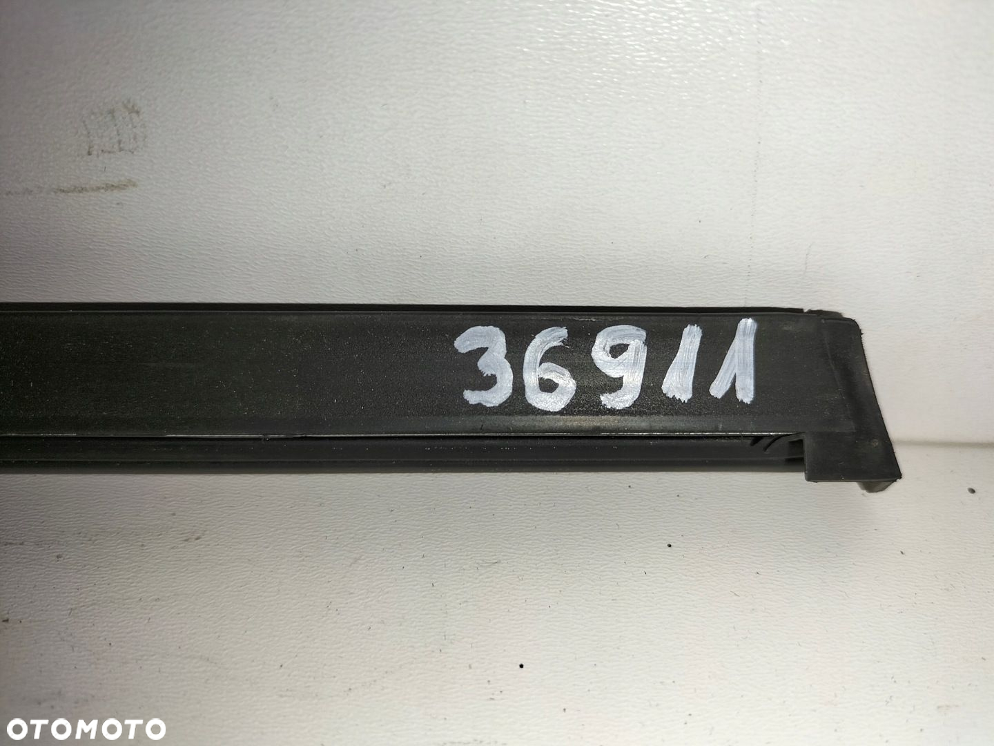 Listwa zgarniająca drzwi tył prawa AUDI A6 C8 18- - 5