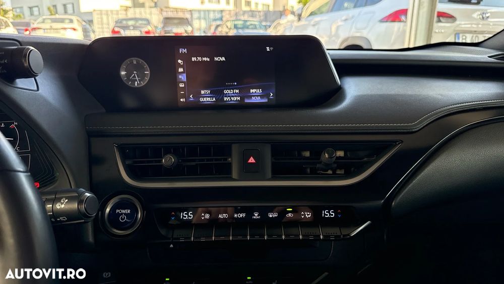 Lexus UX 250h FWD Executive - 26