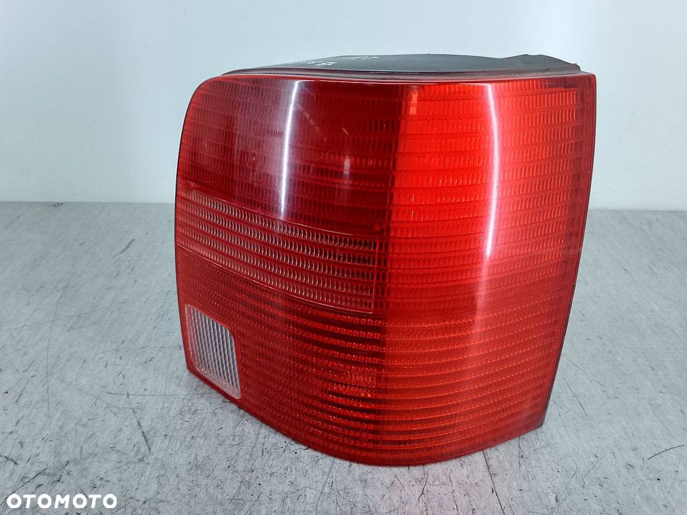 LAMPA TYLNA PRAWA VW PASSAT B5 3B9945112F KOMBI - 2