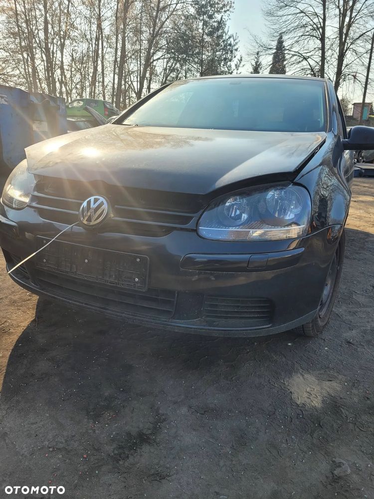 Części- Posiadamy na sprzedaż części z pojazdu:   Volkswagen golf Pojemność: 1595  Moc: 75kW  Rok: 2005  Benzyna kod lakieru LC9Z - 1