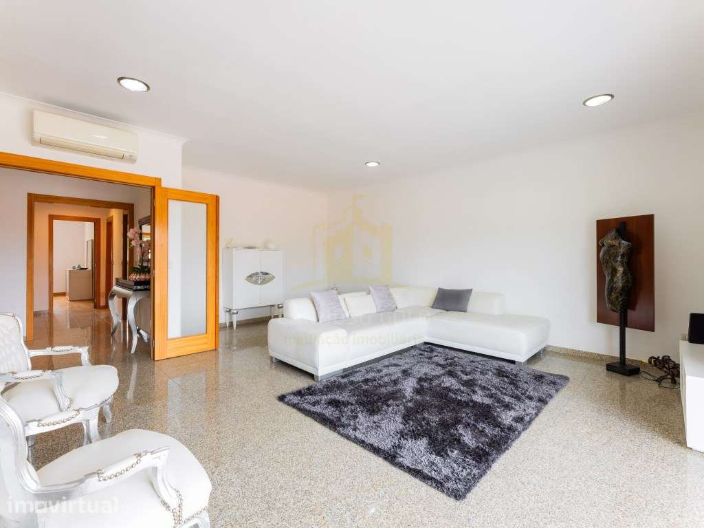 Moradia T5 de excelência com piscina, jardim e espaços amplos - Grande imagem: 3/47