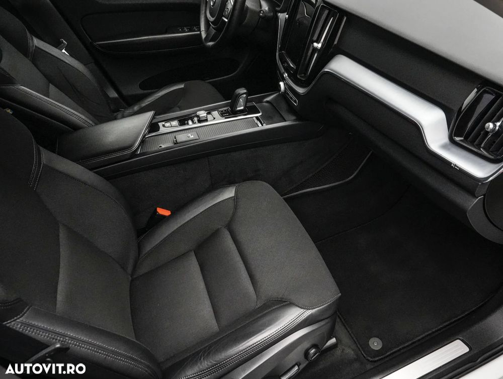 Volvo XC 60 B4 MHEV AT8 AWD Momentum Pro - 12