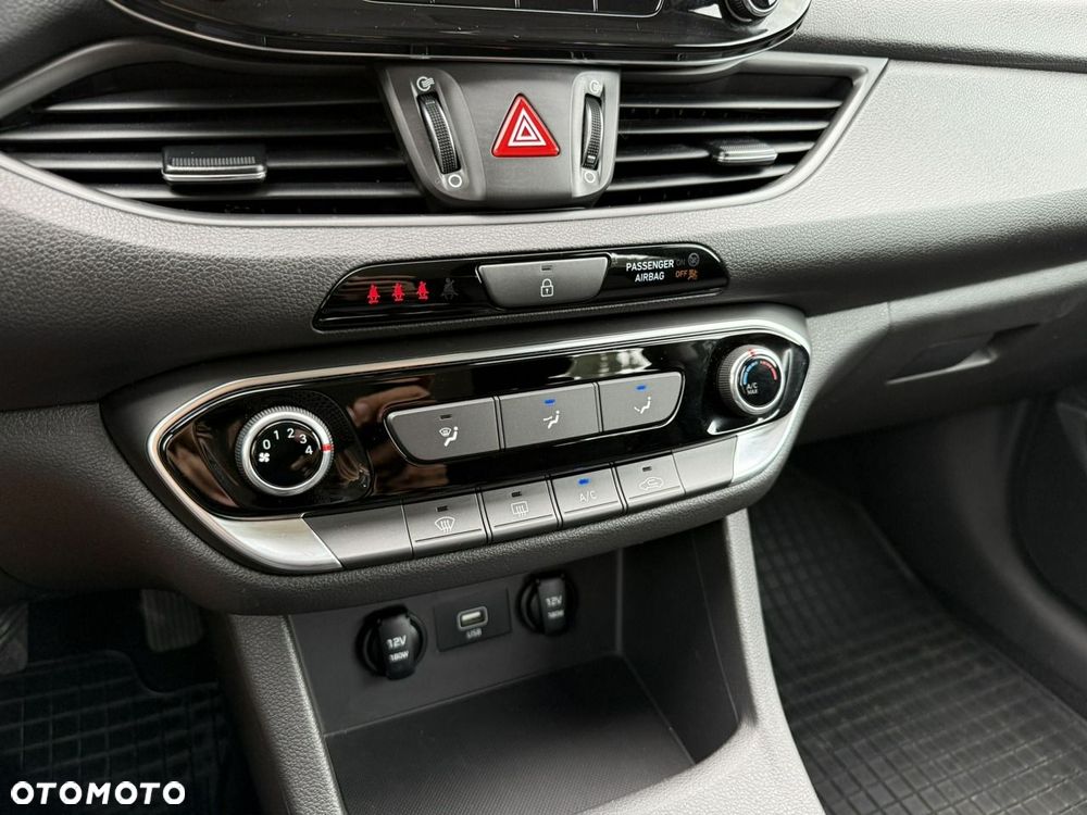 Hyundai i30 1.5 DPI Classic + - 21