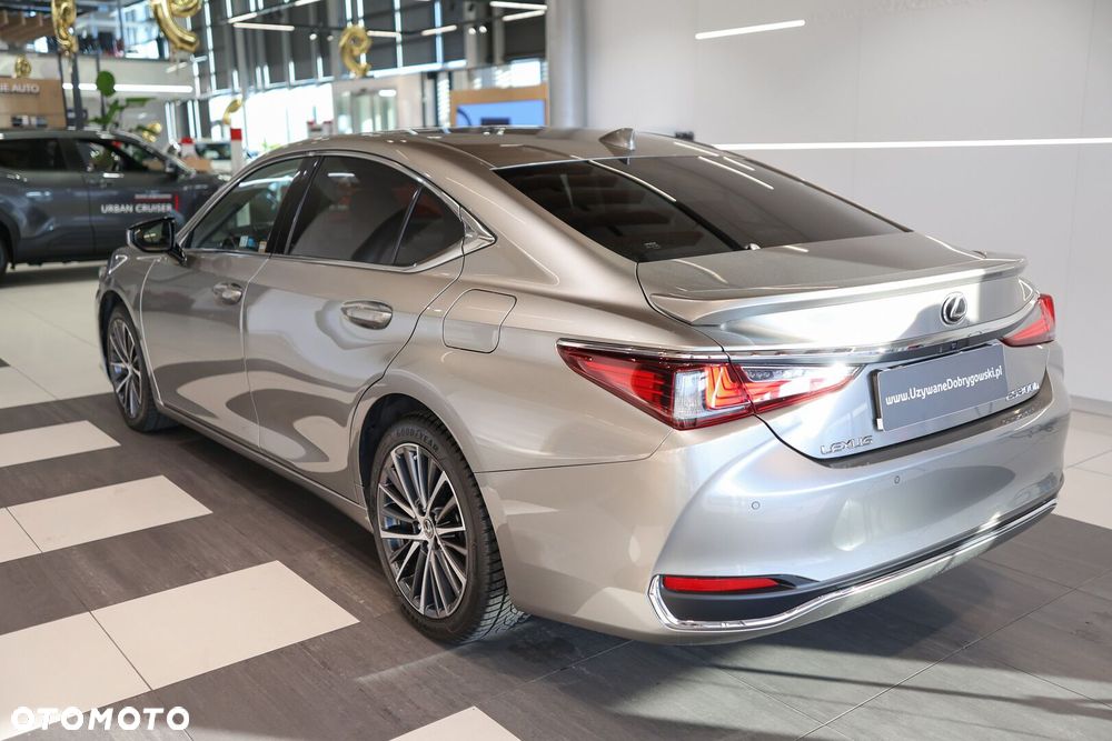Lexus ES 300h Business Edition - 4