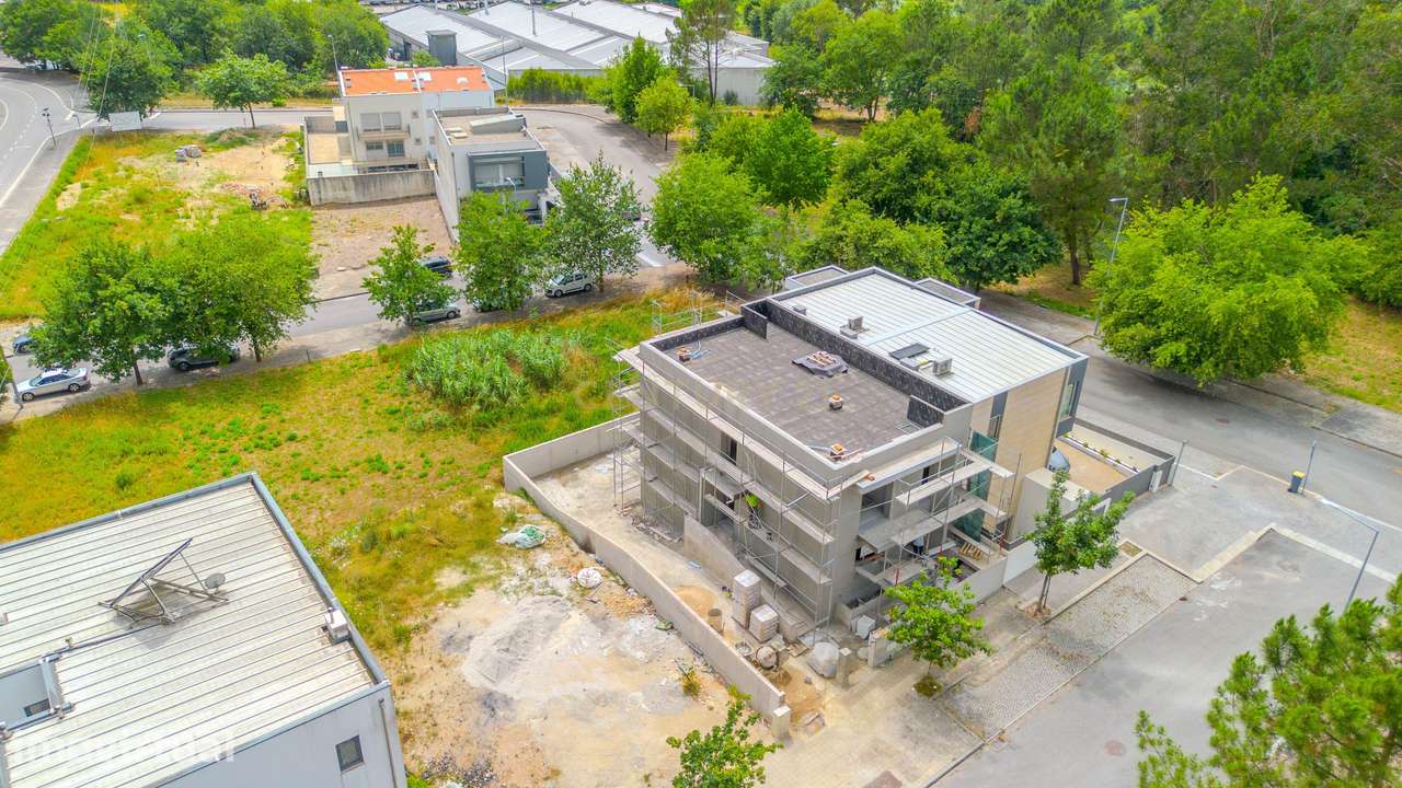 Moradia nova em fase final de construção - Grande imagem: 5/15