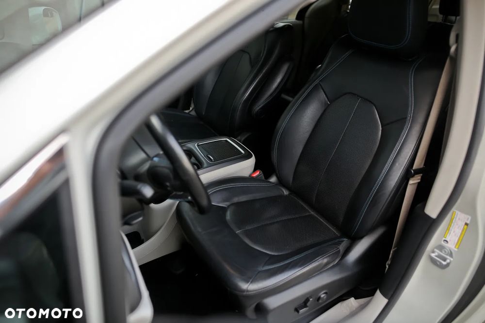 Chrysler Pacifica - 16