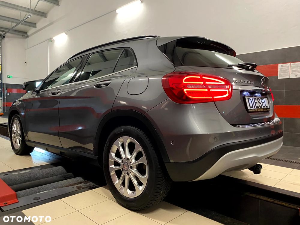 Mercedes-Benz GLA 180 d 7G-DCT Urban - 11