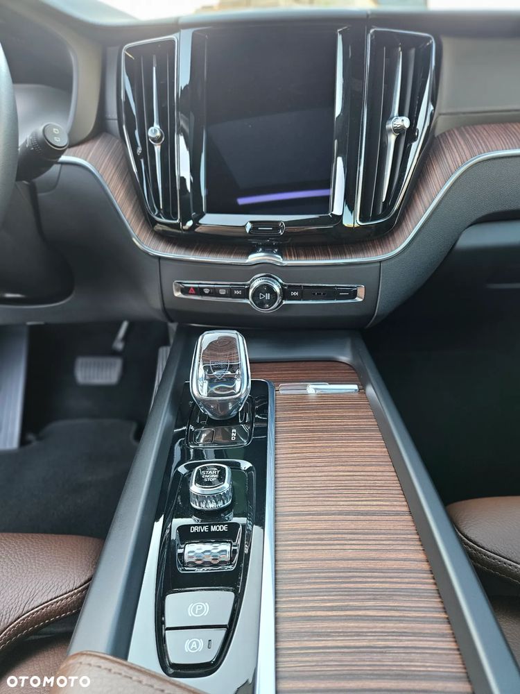 Volvo XC 60 B4 D AWD Essential - 18
