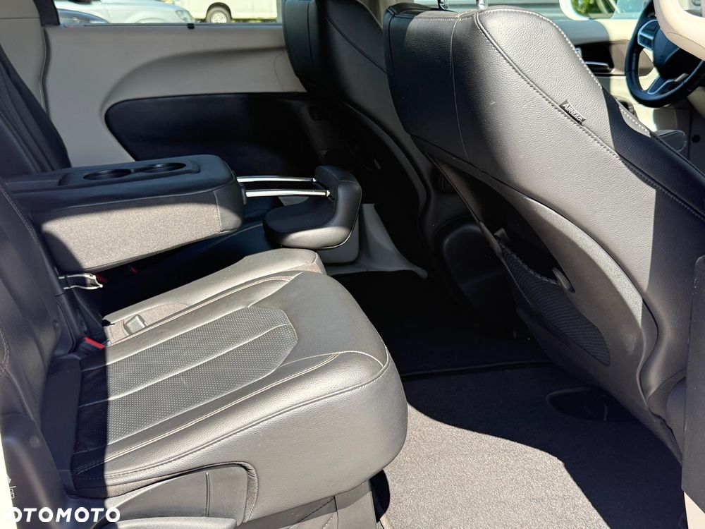 Chrysler Pacifica - 36