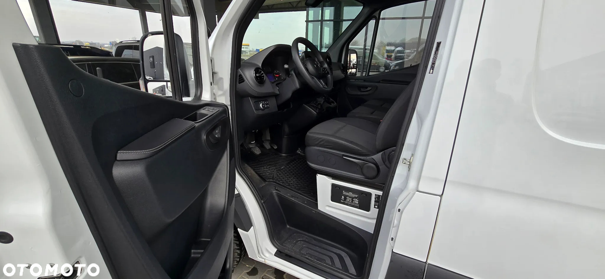 Mercedes-Benz Sprinter - 11