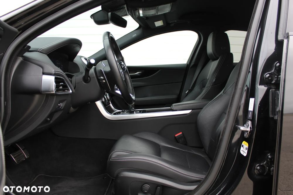 Jaguar XE - 11