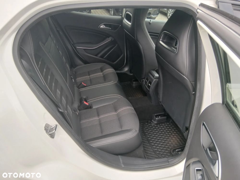 Mercedes-Benz GLA 200 7G-DCT - 8
