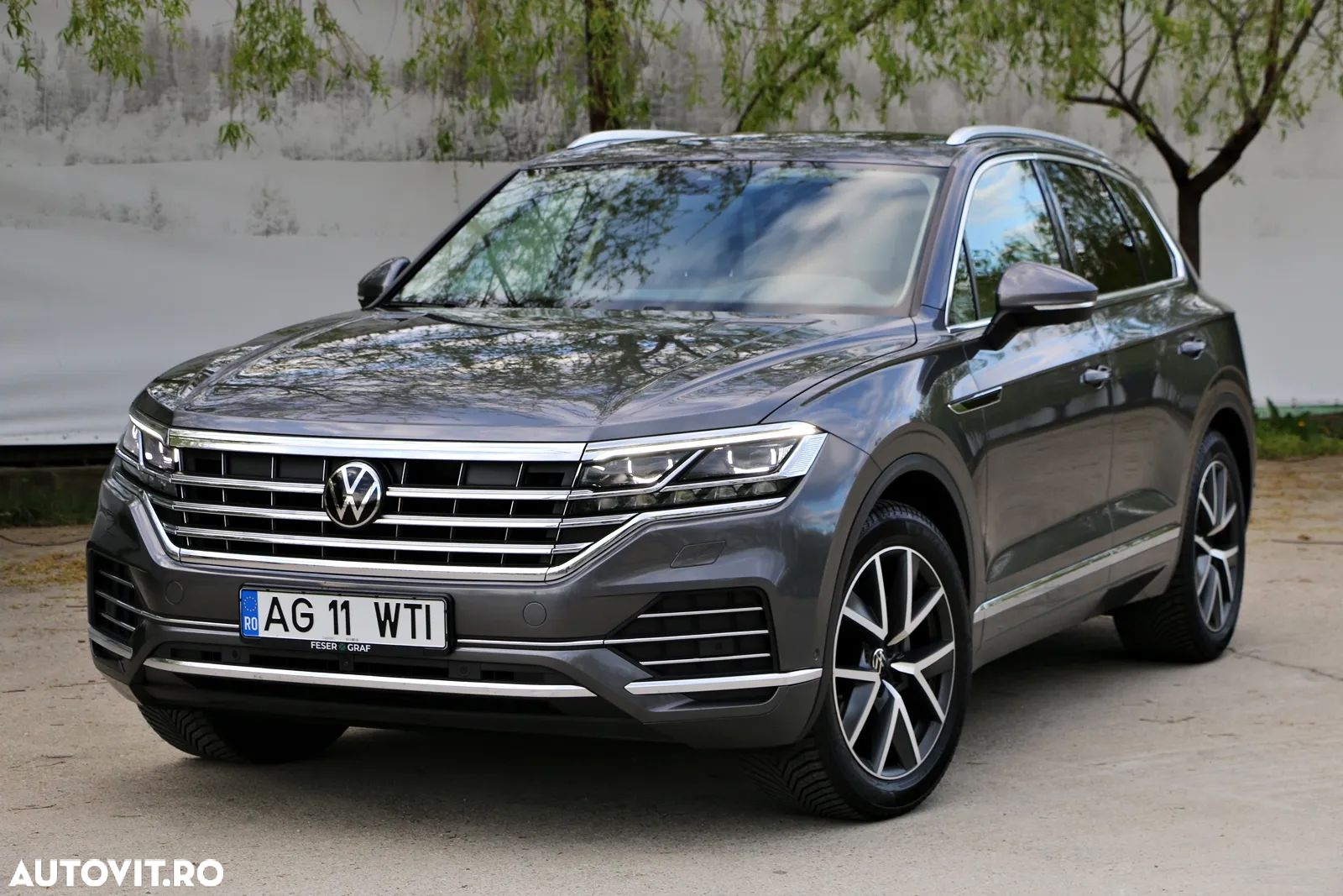 Volkswagen Touareg - 1