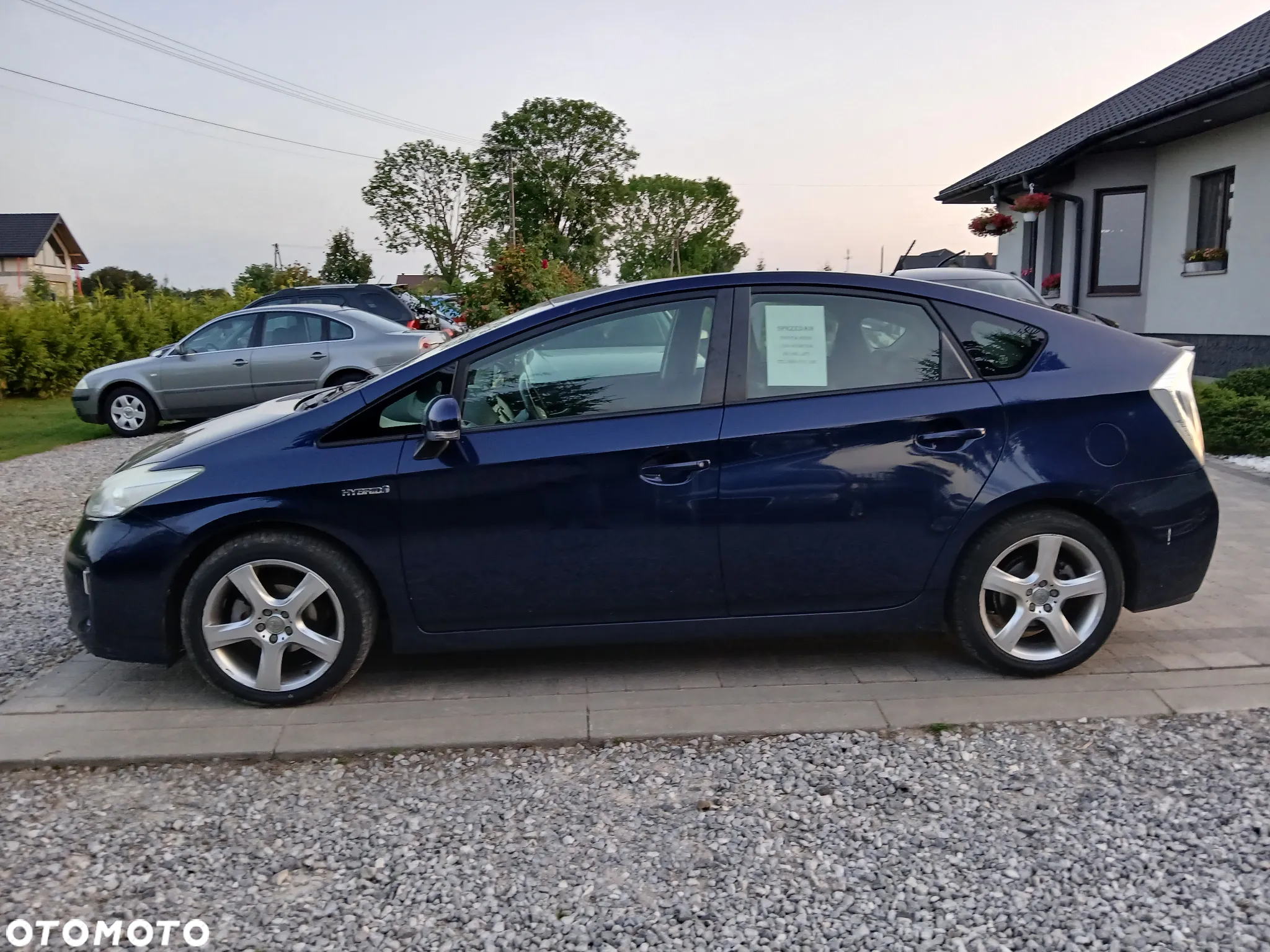 Toyota Prius (Hybrid) Comfort - 2