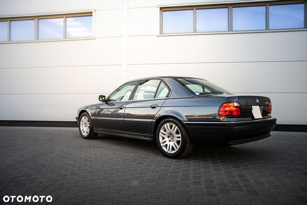 BMW Seria 7 740i V8 - 4