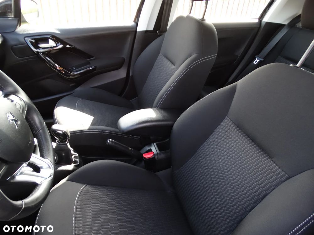 Peugeot 208 - 11