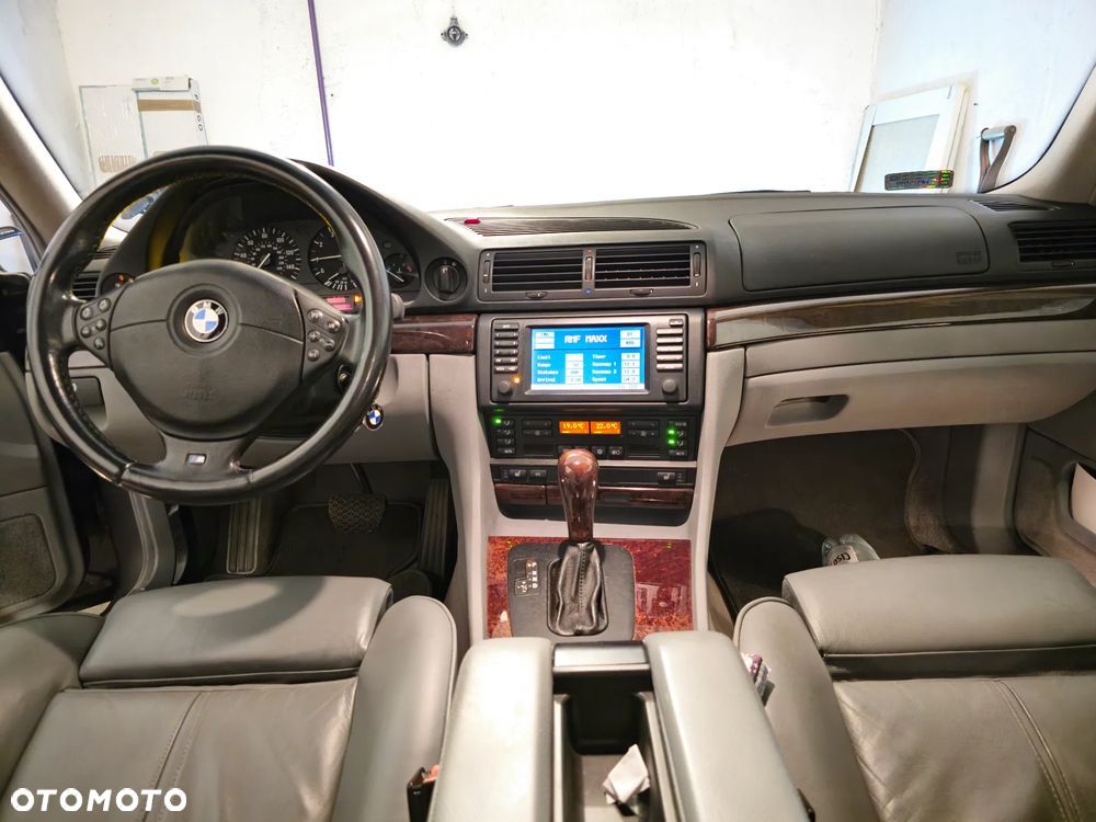 BMW Seria 7 740i - 12