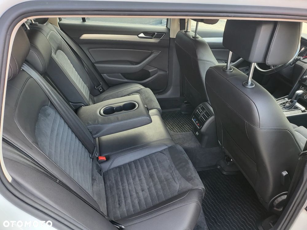 Volkswagen Passat Variant 2.0 TDI SCR 4Motion DSG Highline - 4