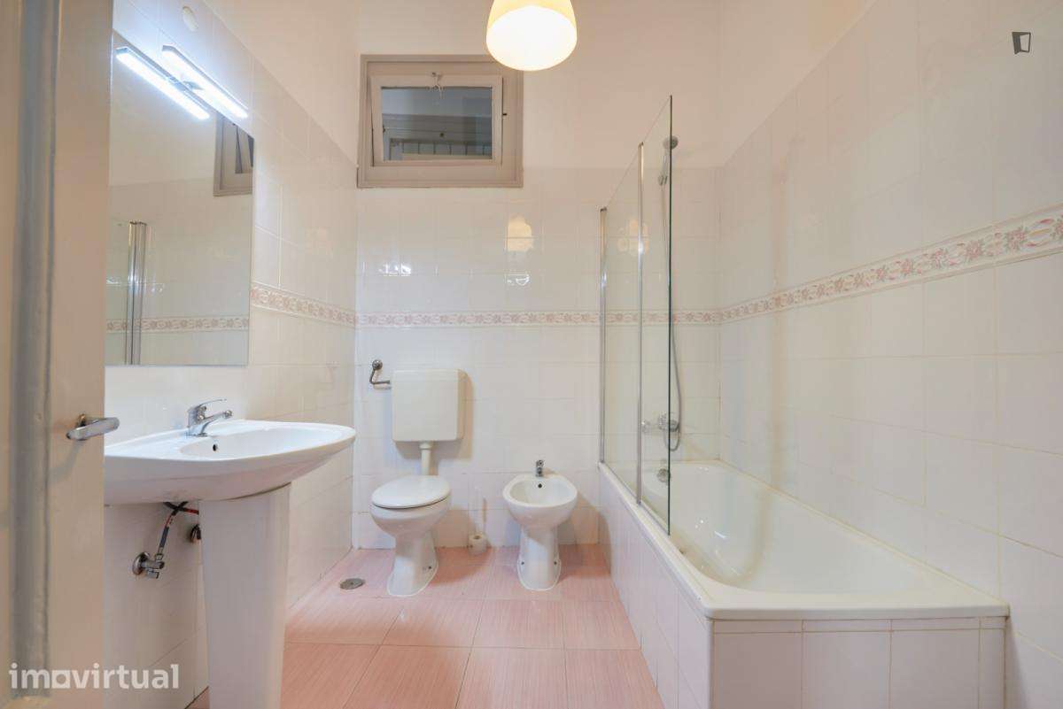 Quarto - localizado em Penha Lisbon - Grande imagem: 2/26
