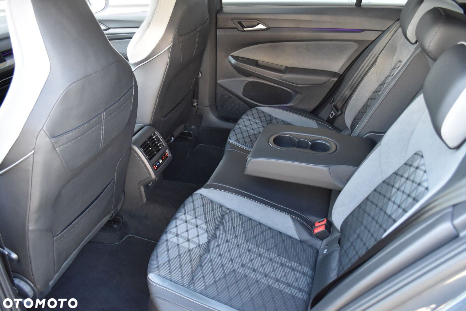 Volkswagen Golf VIII 2.0 TSI Style DSG - 37