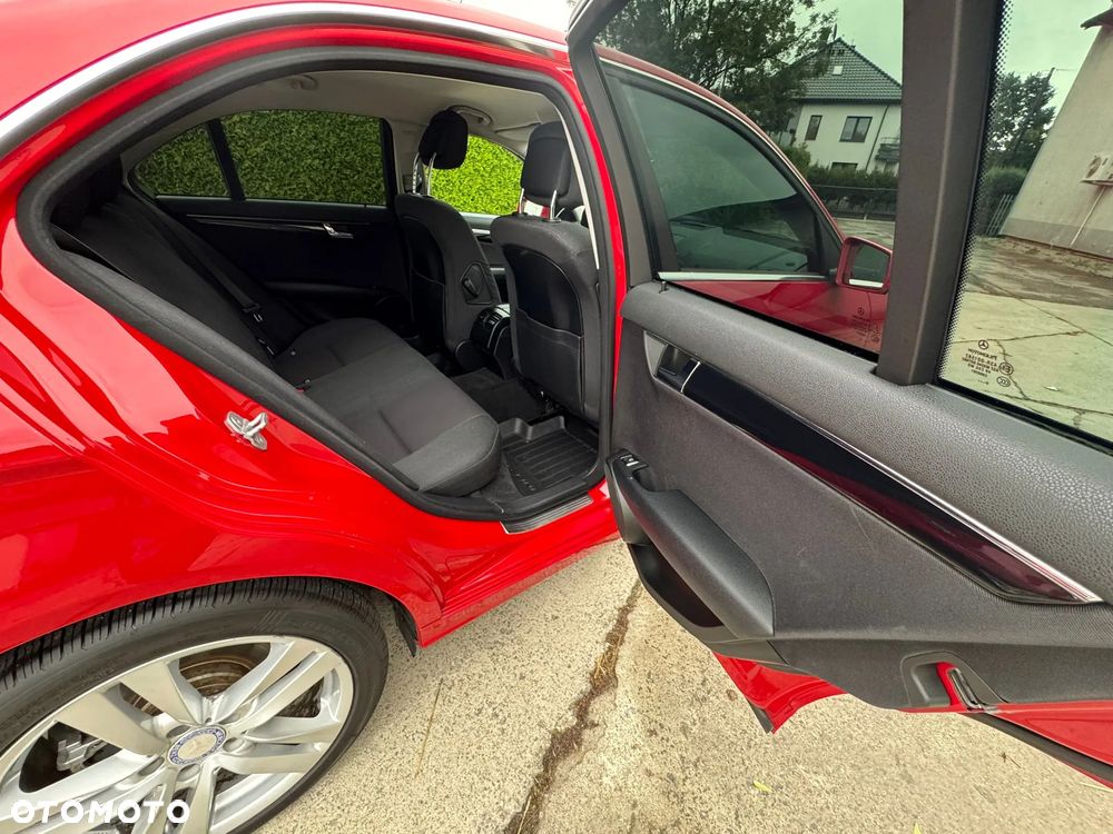 Mercedes-Benz Klasa C 180 T CGI Automatik BlueEFFICIENCY - 23