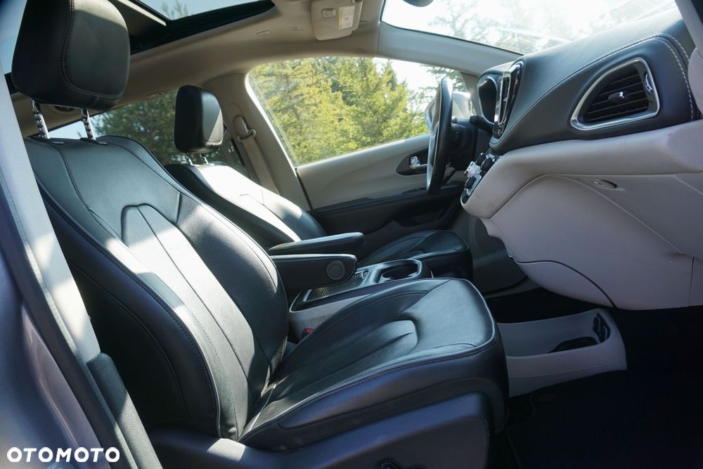 Chrysler Pacifica - 17