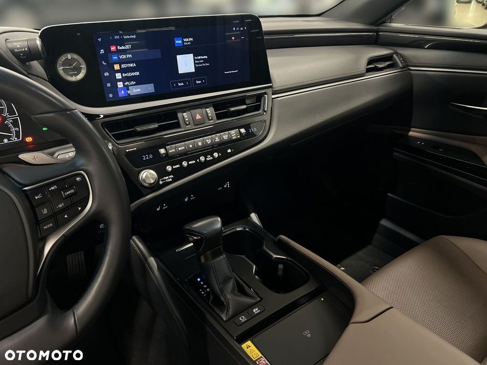 Lexus ES 300h F Sport Design - 27