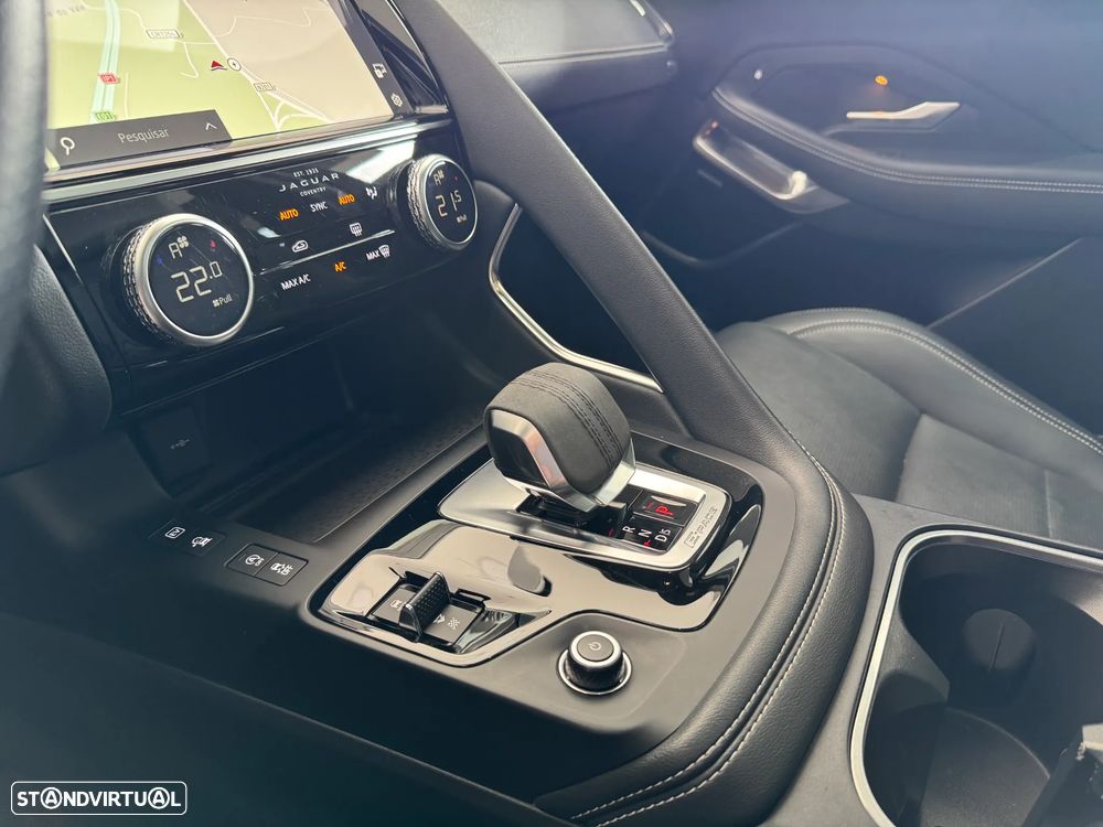 Jaguar E-Pace 1.5 P300e R-Dynamic HSE AWD Aut. — fotografia 9