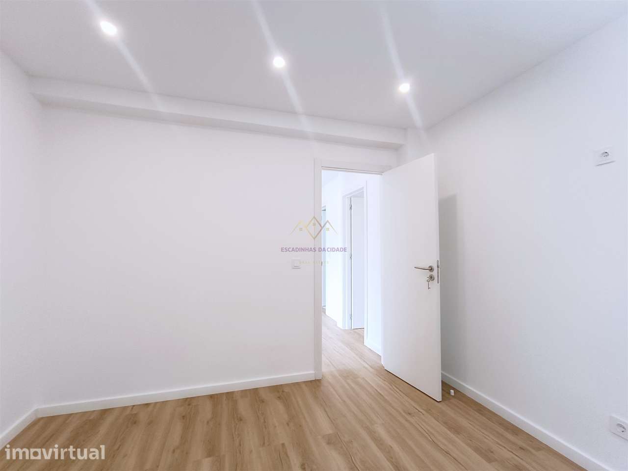 T2 Moderno e Luminoso na Buraca Remodelação Total - Grande imagem: 5/17