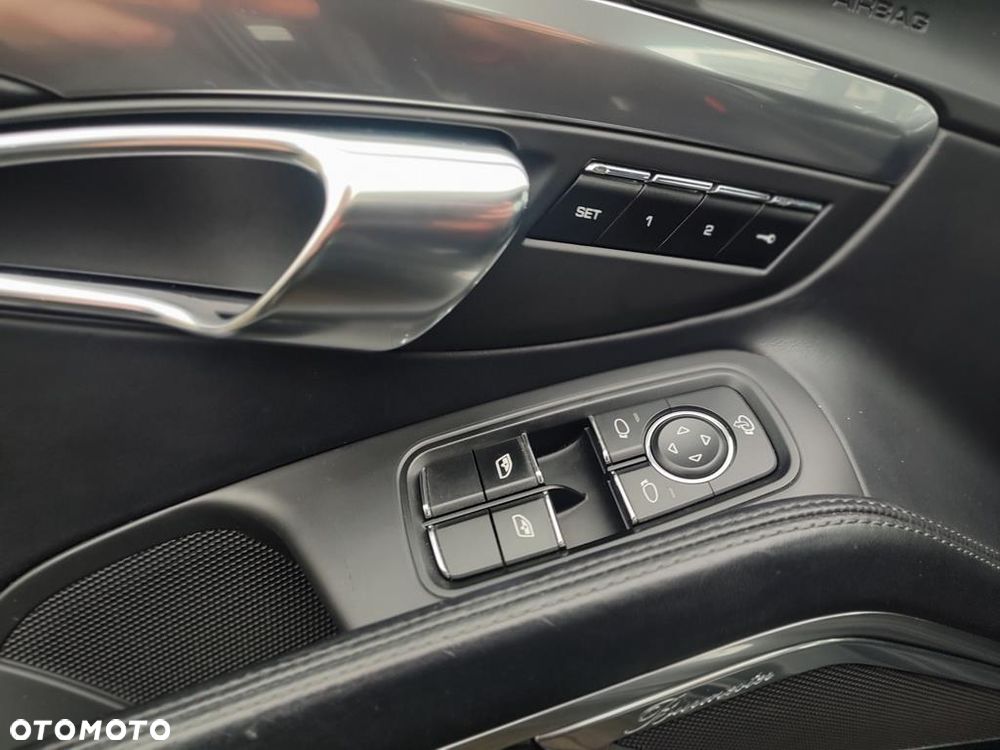 Porsche 911 Carrera 4 PDK - 17