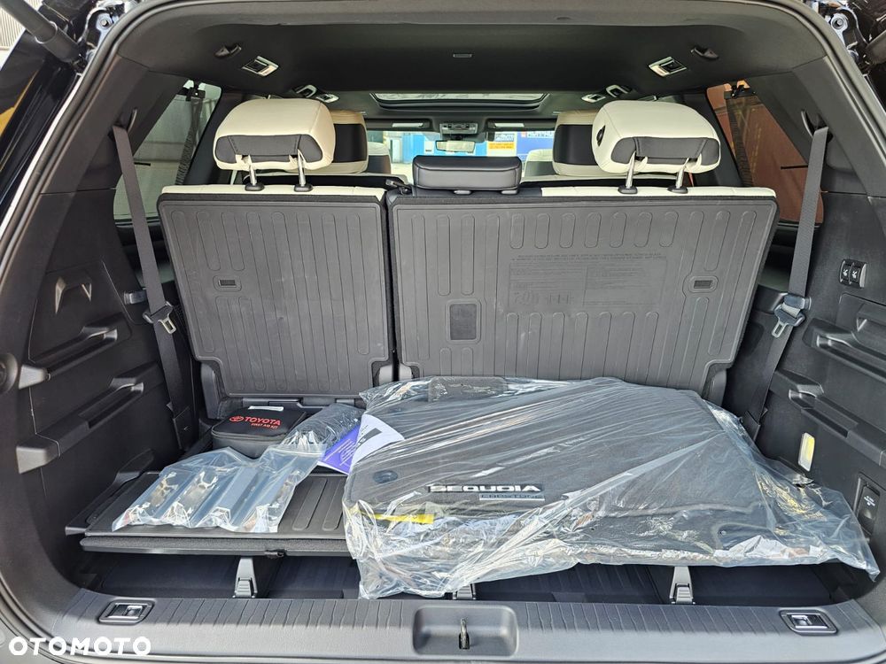 Toyota Sequoia - 32