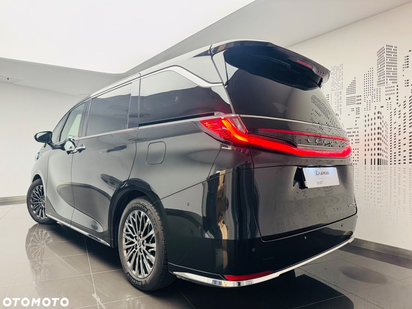 Lexus LM - 9
