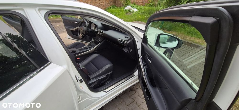 Lexus IS 300h Elite - 18