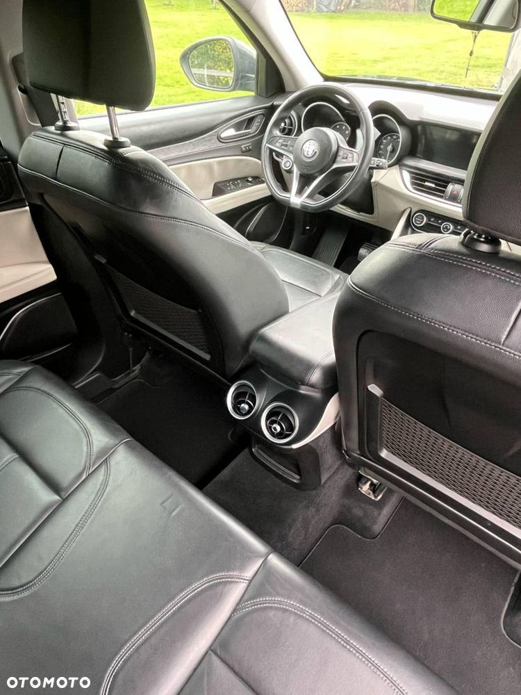 Alfa Romeo Stelvio - 13