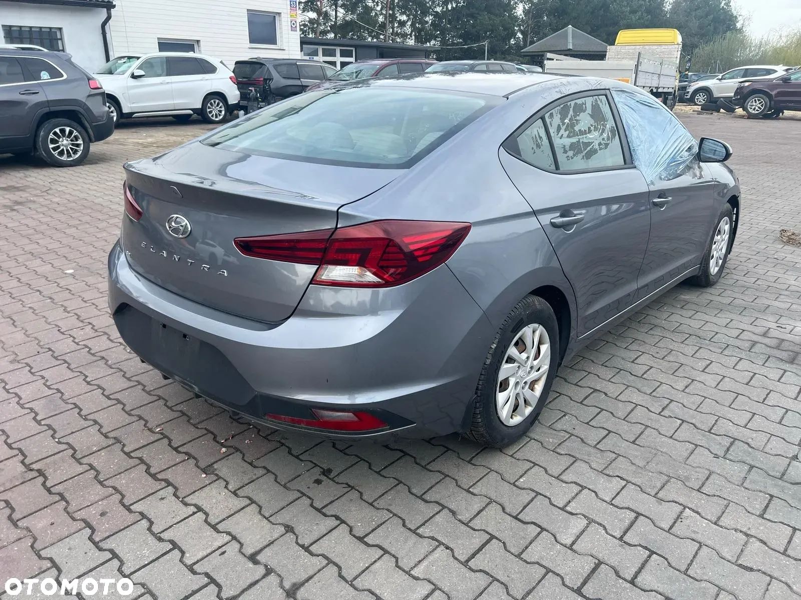 Hyundai Elantra - 1