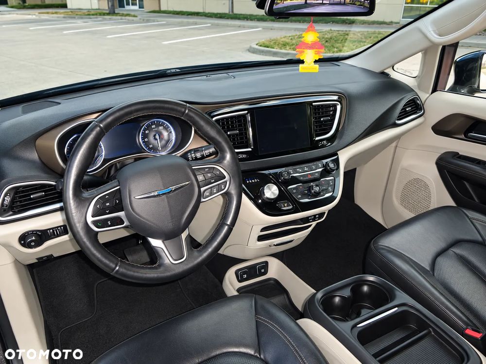 Chrysler Pacifica - 12